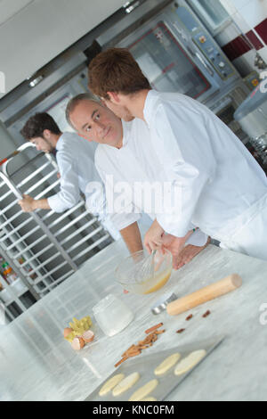 Lehrling in Bäckerei Stockfoto