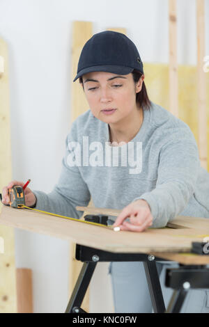 Porträt von glücklich weibliche Schreiner Ausarbeitung neues Projekt in Werkstatt Stockfoto