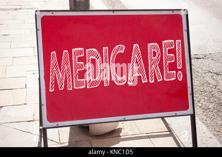 Konzeptionelle Hand schreiben Bildunterschrift inspiration Medicare angezeigt. Business Konzept für umfassende medizinische Versicherung Gesundheit Plan auf schriftliche announc Stockfoto
