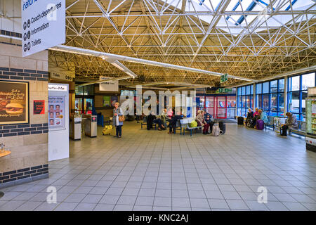 Wartebereich für Fahrgäste in Reisebussen bei Leeds City Bus Station Stockfoto