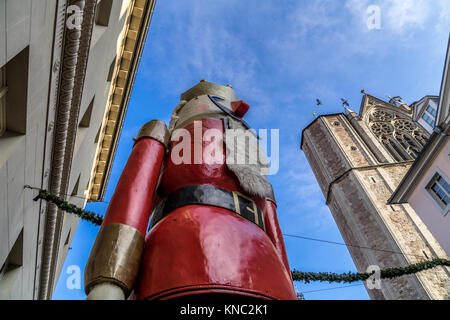 Die weltweit größte Nussknacker am Eingang zum Weihnachtsmarkt in Braunschweig, Niedersachsen, Deutschland Stockfoto
