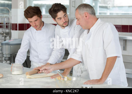 Team der Bäcker Kneten von Teig in einer Großküche Stockfoto