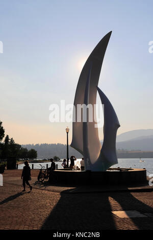 Der Geist der Segel Skulptur, City Park, Kelowna, Okanagan Lake, British Columbia, Kanada. Stockfoto