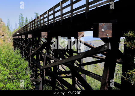 Blick über die Myra Bellevue Park, Holz- Doubles Eisenbahn, Kettle Valley Railway, Myra Canyon, Stadt, Okanagan Region Kelowna, British Columbia, Kanada. Stockfoto