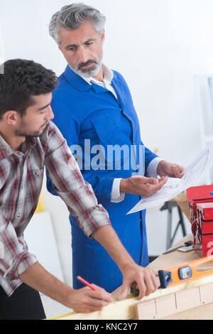 Zimmerei Lehrling erhält Anweisungen vom Lehrer Stockfoto