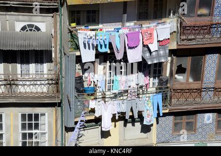 Waschen trocknen auf alten heruntergekommenen Wohnung Balkon Porto Portugal Stockfoto