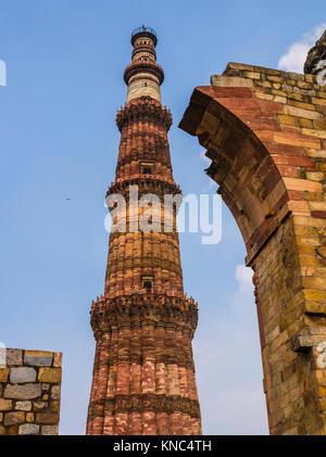 Qutb Minar und die umliegenden Ruinen, Mehrauli archäologischen Park, Delhi, Indien Stockfoto