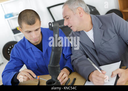 Schüler mit Lehrer während Automotive Class Stockfoto