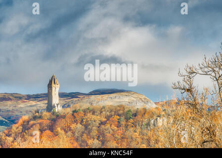 Die alten Wallace Monument in Gedenken an braveheart Sir William Wallace die sitzt stolz über Stirling und in Sichtweite des Stirling Castle. Stockfoto