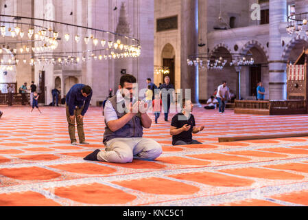 Nicht identifizierte Türkischen muslimischen Männern in der Süleymaniye-moschee beten, mit islamischen Elementen gestaltet und durch die osmanischen Architekten Sinan. Istanbul, Türkei entwickelt. Stockfoto