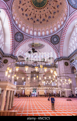 Nicht identifizierte Türkischen muslimischen Männern in der Süleymaniye-moschee beten, mit islamischen Elementen gestaltet und durch die osmanischen Architekten Sinan. Istanbul, Türkei entwickelt. Stockfoto