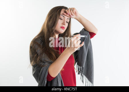 Kranken Frau, die ihre Temperatur prüfen. Sie ist kalt und Fieber Stockfoto