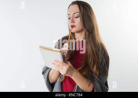 Jungen kaukasischen Frauen mit Skizzenblock und Bleistift auf weißem Hintergrund Stockfoto