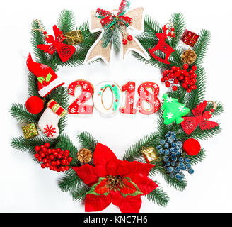 Weihnachten Kranz mit Dekorationen, mit Lebkuchen 2018, Niederlassung der Xmas Tree auf weißem Hintergrund. Ein Symbol der Winter und das neue Jahr Urlaub. Stockfoto