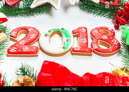 Weihnachten Kranz mit Dekorationen, mit Lebkuchen 2018, Niederlassung der Xmas Tree auf weißem Hintergrund. Ein Symbol der Winter und das neue Jahr Urlaub. Stockfoto