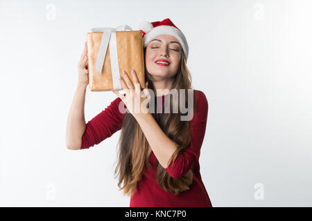 Frau das Tragen der roten Weihnachtsmann Mütze mit Geschenk Stockfoto