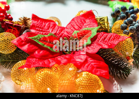 Weihnachten Kranz mit Dekorationen, Zweig der Xmas Tree auf weißem Hintergrund. Ein Symbol der Winter und das neue Jahr Urlaub. Stockfoto