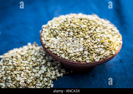 Vigna radiata, mung Dal, Split grünes Gramm in einem Ton Schüssel. Stockfoto