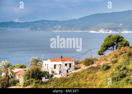 Blick über die Bucht von Skopelos Stadt auf der Insel Skopelos in Griechenland Stockfoto