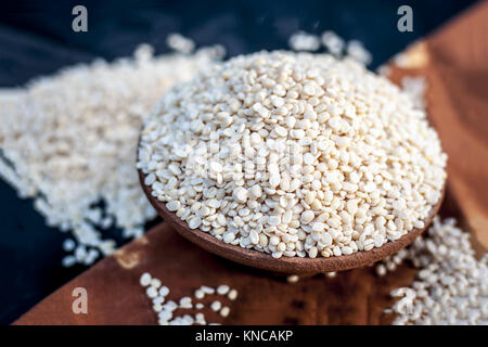 Vigna mungo, urad, Split Schwarzes Gramm, in einem Ton Schüssel. Stockfoto