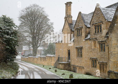 In cottags Snowshill Dorf im Schnee im Dezember. Snowshill, Cotswolds, Gloucestershire, England Stockfoto