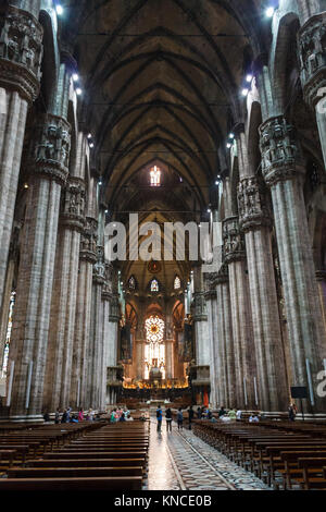 Innenansicht der zentralen Gang von der Duomo Milano (Italien), mit Menschen in der it Stockfoto