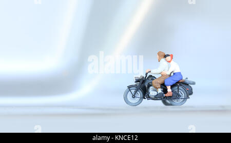 Miniatur, Braut und Bräutigam Paar mit Motorrad Stockfoto
