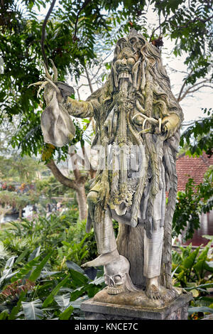 Statue von Rangda, der Dämonenkönigin, im Garten des Wasserpalastes Tirta Gangga. Karangasem Regency, Bali, Indonesien. Stockfoto