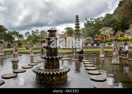 Brunnen an der Tirta Gangga wasser Palace, einem ehemaligen königlichen Palast. Karangasem Regency, Bali, Indonesien. Stockfoto