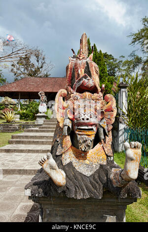 Barong Statue in der Tirta Gangga wasser Palace, einem ehemaligen königlichen Palast. Karangasem Regency, Bali, Indonesien. Stockfoto