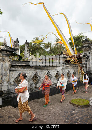 Frauen tragen traditionelle balinesische Kleidung vor einem örtlichen Tempel. Sengkidu Dorf in der Nähe von Candidasa, Karangasem, in Bali, Indonesien. Stockfoto