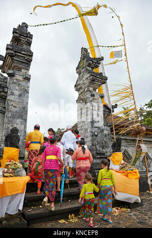 Frauen tragen traditionelle balinesische Kleidung gehen Sie zu einem lokalen Tempel. Sengkidu Dorf in der Nähe von Candidasa, Karangasem, in Bali, Indonesien. Stockfoto