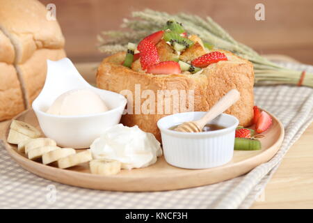 French Toast mit Honig mix Obst und Eis Stockfoto