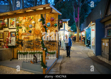 Laguna Beach, DEZ 10: Nacht Blick auf viele schöne Art Show im Sägemehl Kunst Winter Festival am 10.Dezember 2017 in Laguna Beach, Kalifornien, USA Stockfoto