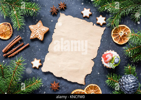 Weihnachtsbrief, Merkzettel oder Weihnachten Auflösung mock up. Leeres Papier, Gewürze, Tannenbaum und Schnee Komposition. Ansicht von oben und Platz kopieren Stockfoto