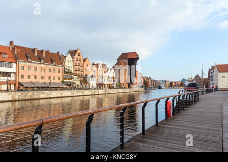 Blick auf den Kran und andere alte Gebäude entlang der Langen Brücke Waterfront, Mottlau und Holzsteg in die wichtigste Stadt in Danzig, Polen. Stockfoto