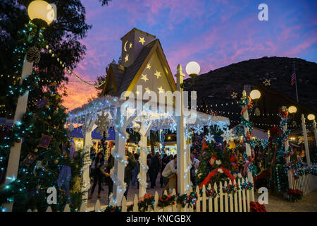 Laguna Beach, DEZ 10: Nacht Blick auf viele schöne Art Show im Sägemehl Kunst Winter Festival am 10.Dezember 2017 in Laguna Beach, Kalifornien, USA Stockfoto