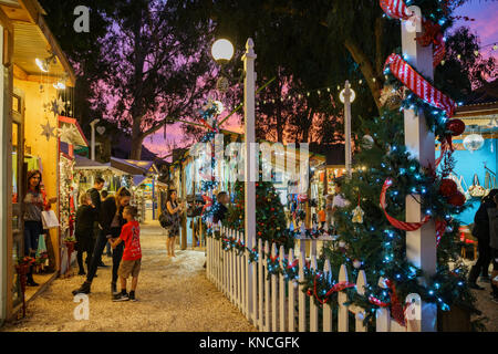 Laguna Beach, DEZ 10: Nacht Blick auf viele schöne Art Show im Sägemehl Kunst Winter Festival am 10.Dezember 2017 in Laguna Beach, Kalifornien, USA Stockfoto