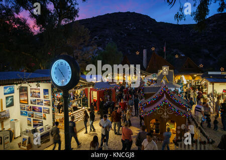 Laguna Beach, DEZ 10: Nacht Blick auf viele schöne Art Show im Sägemehl Kunst Winter Festival am 10.Dezember 2017 in Laguna Beach, Kalifornien, USA Stockfoto