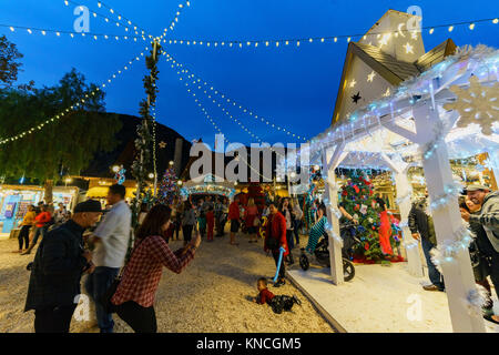 Laguna Beach, DEZ 10: Nacht Blick auf viele schöne Art Show im Sägemehl Kunst Winter Festival am 10.Dezember 2017 in Laguna Beach, Kalifornien, USA Stockfoto