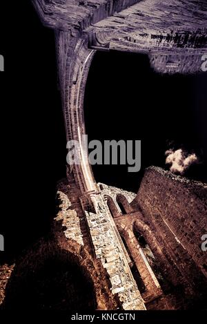 Ein Duoton des Gray Abbey Klosterdenkmals in Greyabbey am Ufer des Strangford Lough, Grafschaft Down, Nordirland. Stockfoto