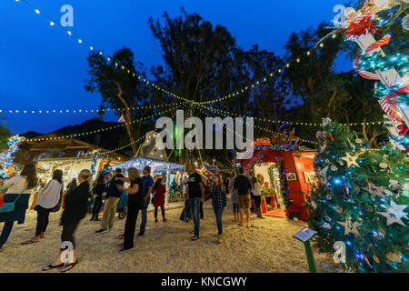 Laguna Beach, DEZ 10: Nacht Blick auf viele schöne Art Show im Sägemehl Kunst Winter Festival am 10.Dezember 2017 in Laguna Beach, Kalifornien, USA Stockfoto