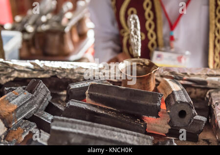 Traditionelle türkische Kaffee wird auf die Glut in einem kleinen Shop gekocht Stockfoto