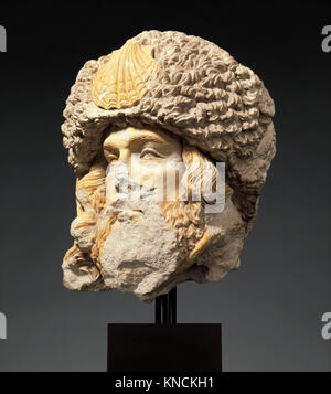 Dieser Kopf des heiligen Jakobus des Großen zeigt detaillierte Handwerkskunst in christlicher religiöser Skulptur, die künstlerische Praktiken der Epoche widerspiegelt. Stockfoto