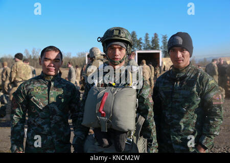 Mitglieder der Philippinischen Nationalpolizei in einem Betrieb während Menton Woche am Joint Base Lewis-McChord, Wa., 4. Dezember 2017 teilnehmen. Nach dem Sprung, Soldaten aus 1 SFG (A), Filipino und kanadischen Fallschirmjäger führte eine Zeremonie, wo Sie tauschten ihre Länder Flügel mit einem anderen springen. Stockfoto