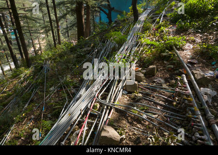 Großes Netz von oberirdische Wasserleitungen liefern Wasser auf unterschiedliche Eigenschaften in Mcleod Ganj, Indien Stockfoto