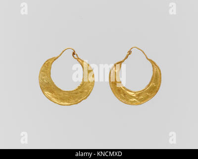 Gold sichelförmige Ohrring MET DP 135934 243299 Stockfoto