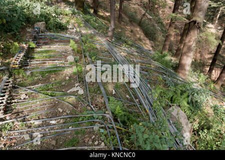 Großes Netz von oberirdische Wasserleitungen liefern Wasser auf unterschiedliche Eigenschaften in Mcleod Ganj, Indien Stockfoto