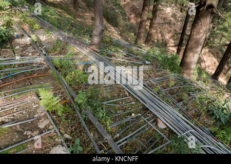 Großes Netz von oberirdische Wasserleitungen liefern Wasser auf unterschiedliche Eigenschaften in Mcleod Ganj, Indien Stockfoto