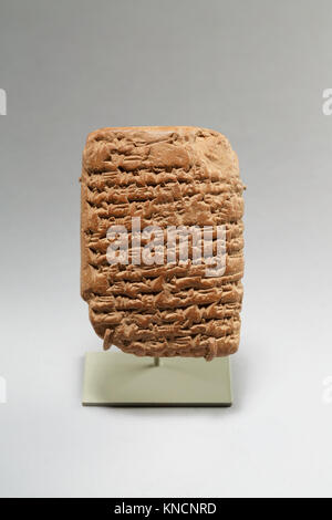 Ein Amarna-Brief von Aschur-uballit, König von Assyrien, an den ägyptischen König, in dem die antike nahöstliche Diplomatie und politische Beziehungen dargestellt werden. Stockfoto